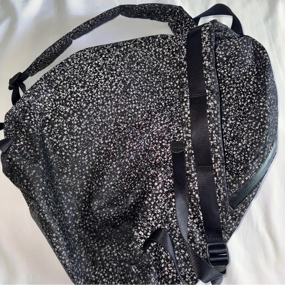 ✨ RARE 2018 Lululemon Seawheeze Mainstay Backpack Reflective - Picture 5 of 7